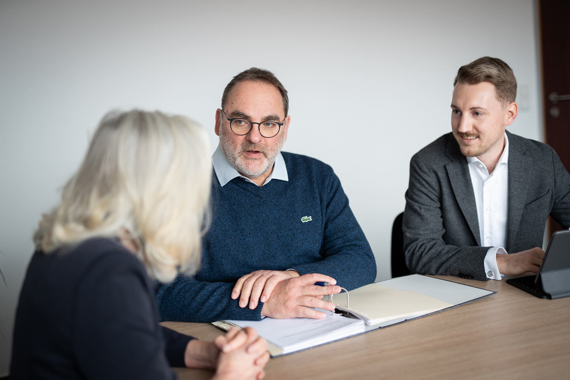 Gruppenbild von Mitarbeitenden. Beim Arbeiten, in Aktion